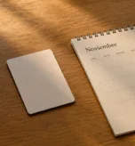 Tarjeta de habitación y calendario para planificar una oferta hotelera